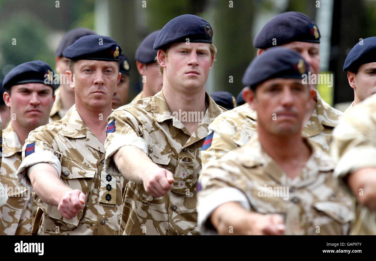 Le prince Harry marche après un service de commémoration pour ceux qui sont morts en Afghanistan à l'église de la garnison de l'armée à Windsor. Banque D'Images