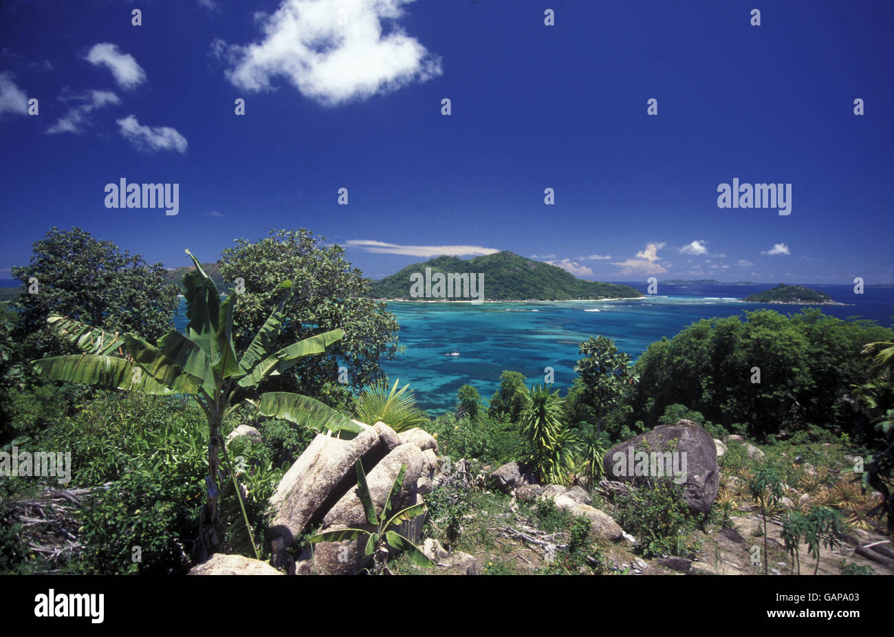 Une plage sur la côte si l'île de Mahé aux Seychelles les îles de l'océan indien Banque D'Images