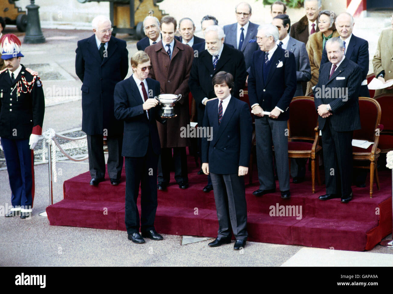 Les gagnants du rallye Monte Carlo 1984, Walter Rohrl (l) et Christian Geistdorfer (r), célèbrent avec le trophée après avoir changé en garbe appropriée Banque D'Images