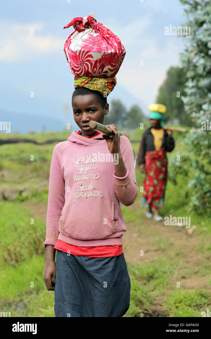 Les travailleurs agricoles des femmes reviennent du travail de terrain dans le paysage volcanique à Ruhengeri, Rwanda, Afrique du Sud Banque D'Images