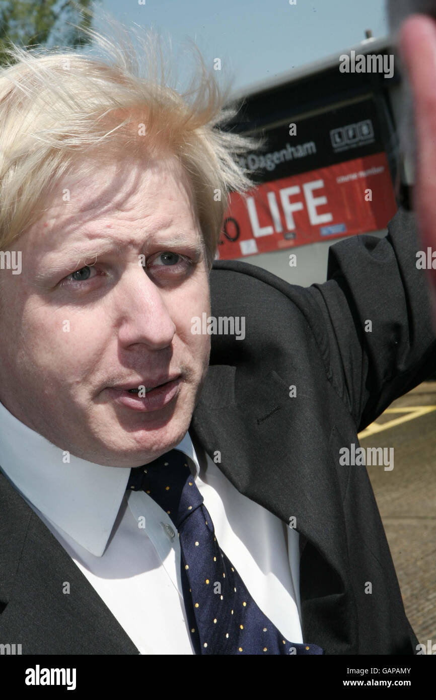 Le maire de Londres Boris Johnson rend visite aux étudiants du cours DE VIE de la brigade des pompiers de Londres à la caserne des pompiers de Dagenham, Essex. Banque D'Images