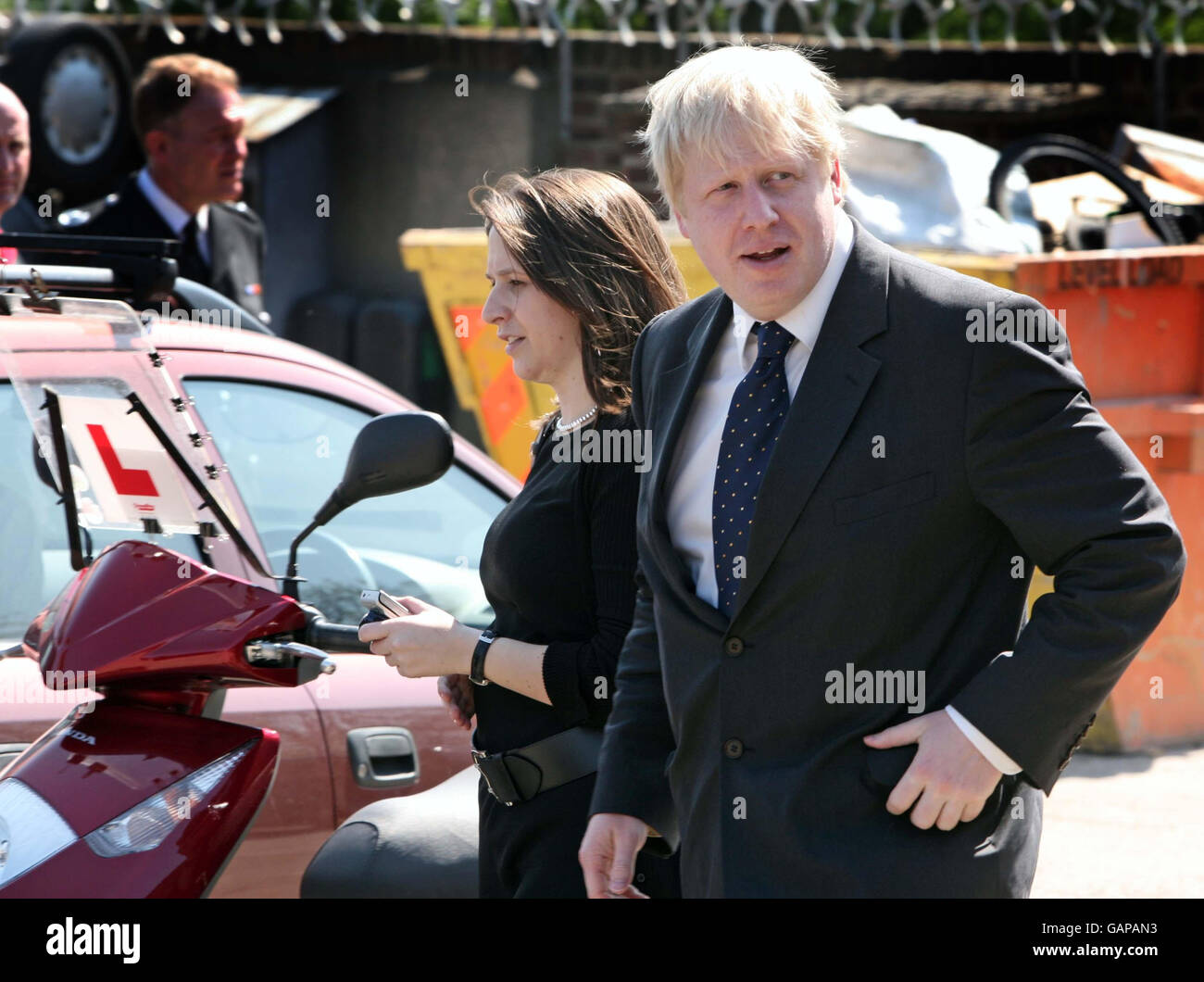 Le maire de Londres Boris Johnson rend visite aux étudiants du cours DE VIE de la brigade des pompiers de Londres à la caserne des pompiers de Dagenham, Essex. Banque D'Images