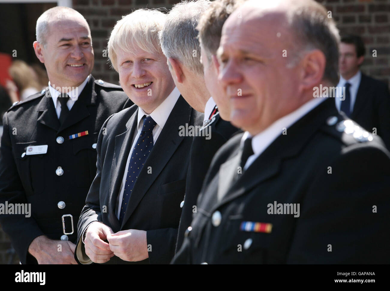 Le maire de Londres Boris Johnson rend visite aux étudiants du cours DE VIE de la brigade des pompiers de Londres à la caserne des pompiers de Dagenham, Essex. Banque D'Images