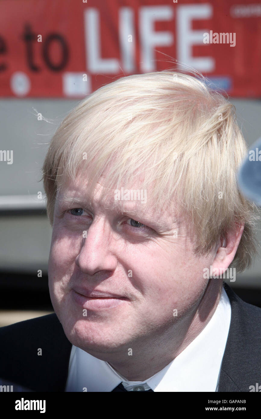 Le maire de Londres Boris Johnson rend visite aux étudiants du cours DE VIE de la brigade des pompiers de Londres à la caserne des pompiers de Dagenham, Essex. Banque D'Images