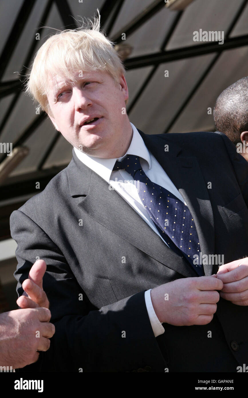 Le maire de Londres Boris Johnson rend visite aux étudiants du cours DE VIE de la brigade des pompiers de Londres à la caserne des pompiers de Dagenham, Essex. Banque D'Images