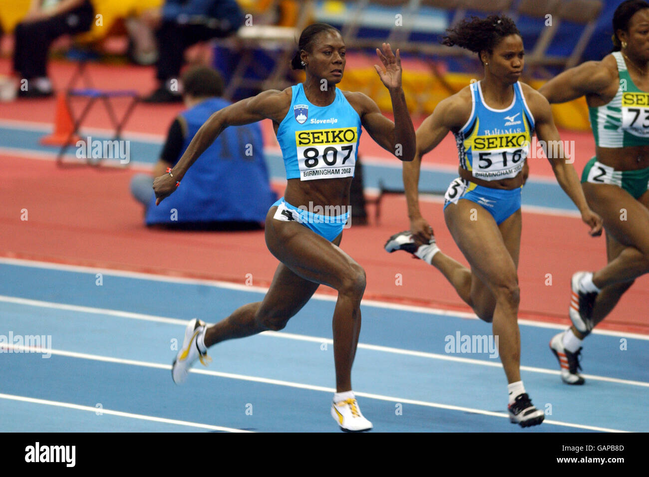 Merlene Ottey (807), de Slovénie, dirige la demi-finale féminine de 60m de Chandra Sturrup de Bahama (518) Banque D'Images