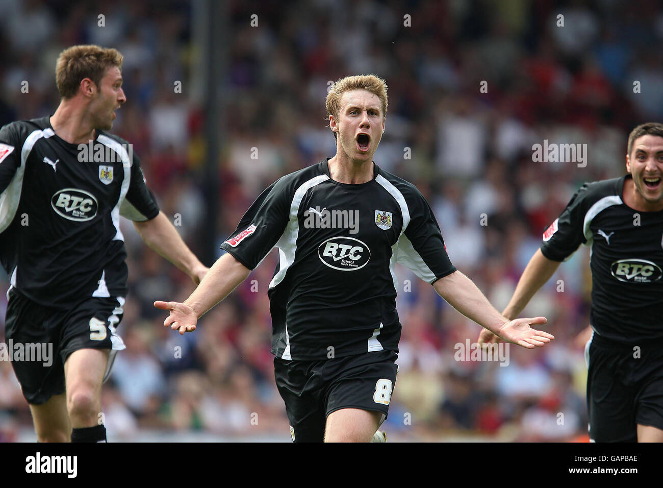 David Noble (au centre) de Bristol City célèbre le but gagnant en temps de blessure pour donner à Bristol City une victoire de 2-1 sur Crystal Palace pendant le championnat Coca-Cola disputer le match de demi-finale de la première jambe à Selhurst Park, Londres. Banque D'Images