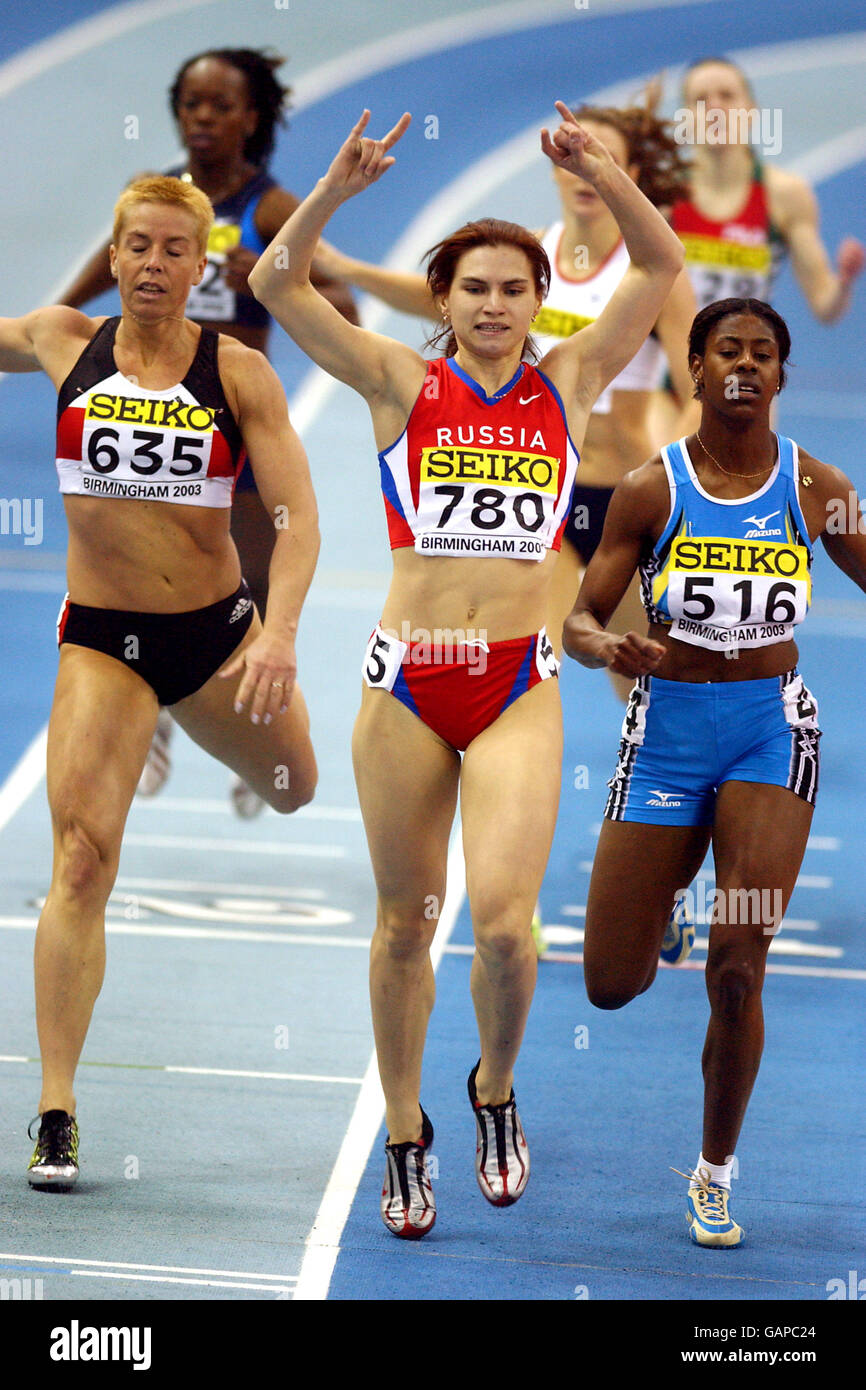 Athlétisme - Championnats du monde d'athlétisme en intérieur - Birmingham.Natalya Nazarova (780), en Russie, remporte la finale du 400m féminin devant Christine Amertil (516) et Grit Breuer (635), en Allemagne. Banque D'Images