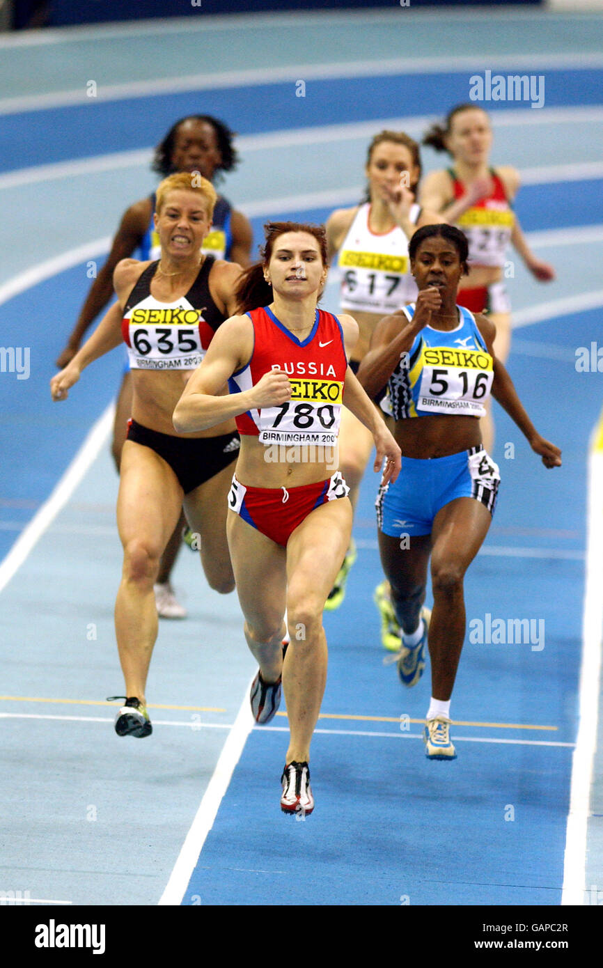 Athlétisme - Championnats du monde d'athlétisme en intérieur - Birmingham.Natalya Nazarova, de Russie (780), est à la tête de Christine Amertil, de Bahama (516), et de Grit Breuer, d'Allemagne (635), lors de la finale du 400m féminin Banque D'Images