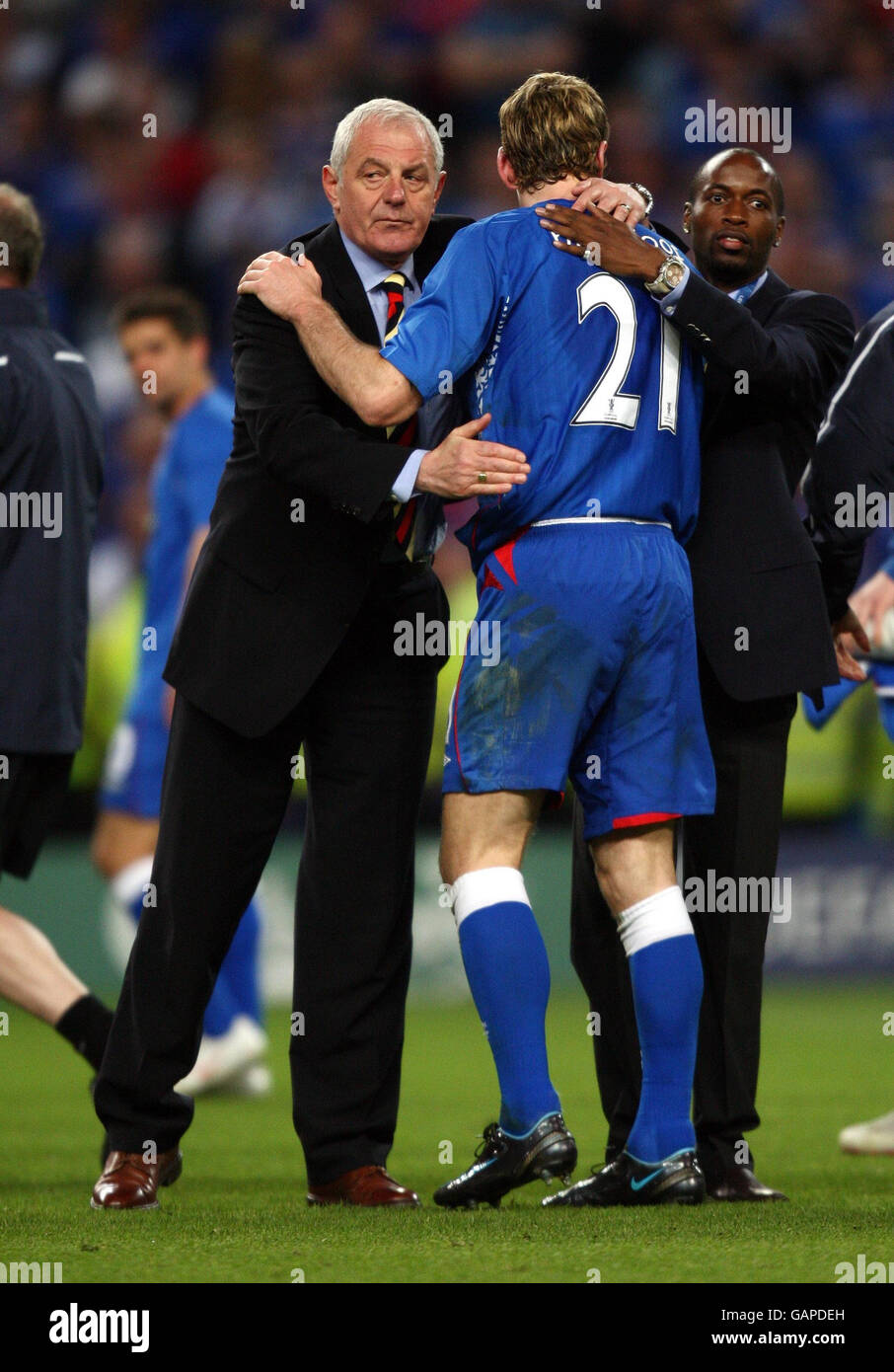 Walter Smith, de Rangers, console Kirk Broadfoot après la finale de la coupe de l'UEFA au stade de la ville de Manchester, à Manchester. Banque D'Images