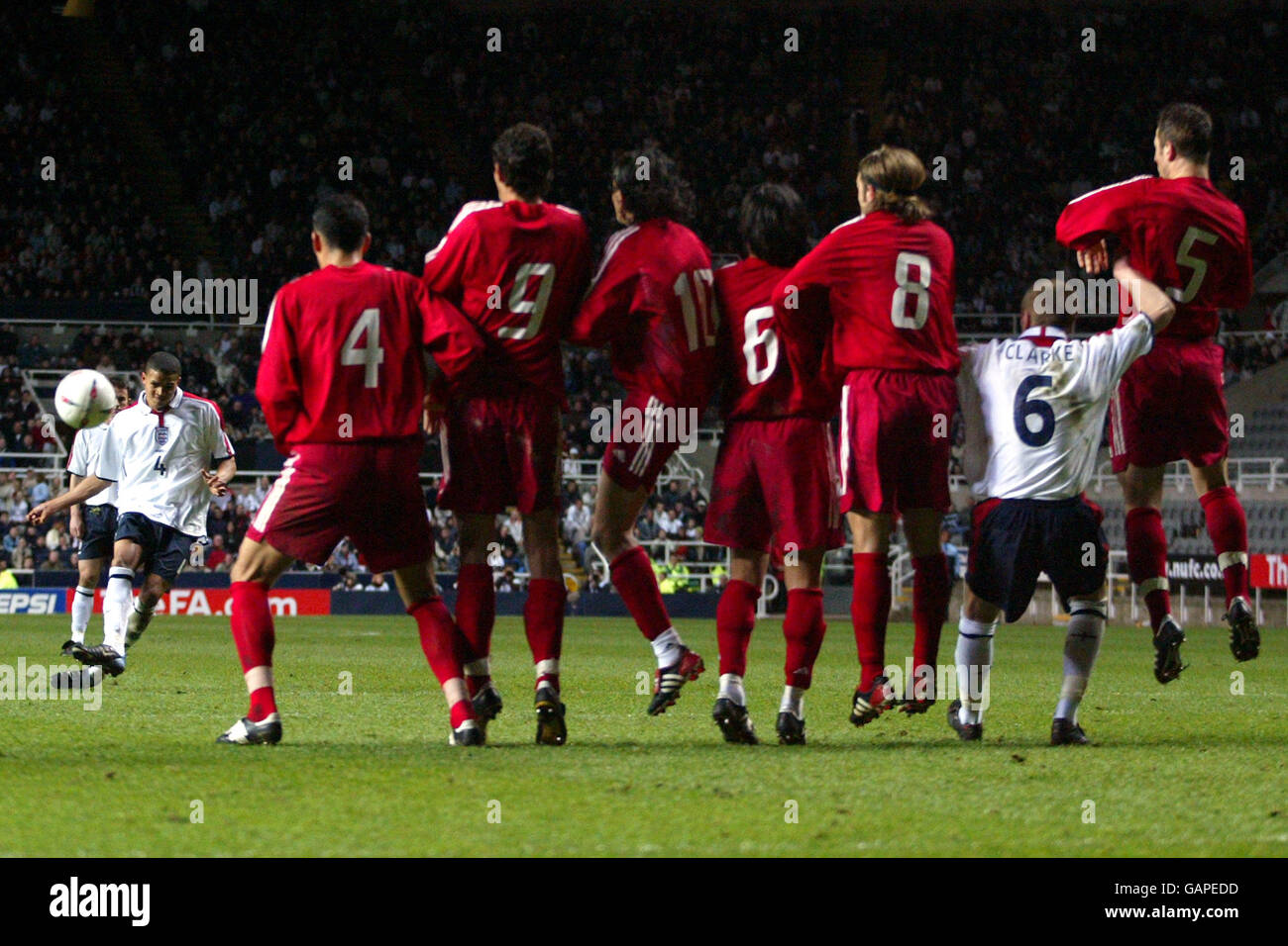 Football - Championnat européen de moins de 21 ans 2004 qualificateur - Groupe sept - Angleterre / Turquie.Jermaine Jenas (l), en Angleterre, tente de courber son coup de pied libre autour du mur turc Banque D'Images