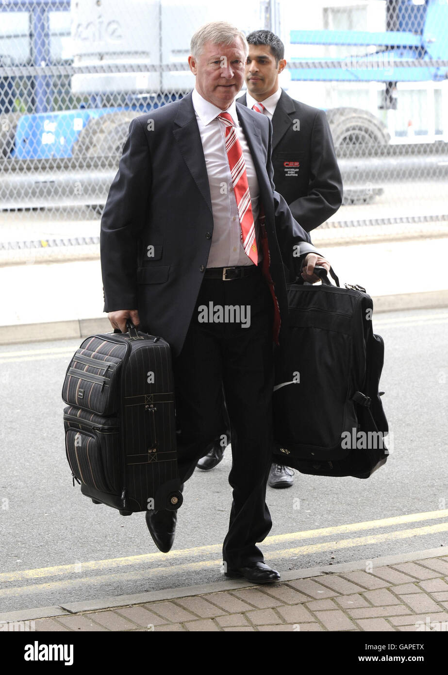 Sir Alex Ferguson arrive à l'aéroport de Manchester, à Manchester. Banque D'Images