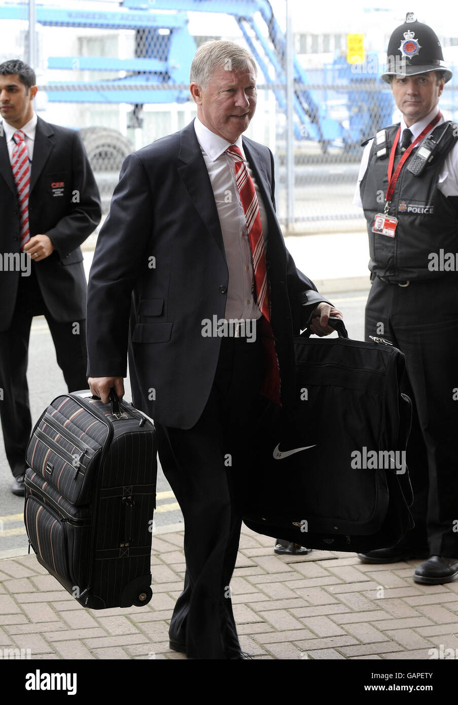 Football - UEFA Champions League - final - Manchester United / Chelsea - Manchester United départ pour Moscou.Sir Alex Ferguson arrive à l'aéroport de Manchester, à Manchester. Banque D'Images