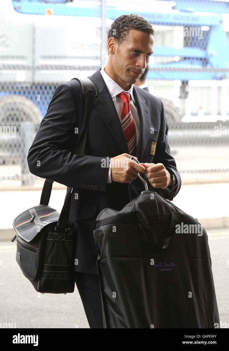 Le Rio Ferdinand de Manchester United arrive à l'aéroport de Manchester. Banque D'Images