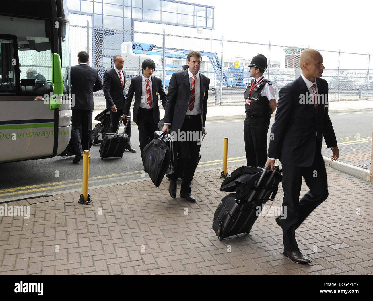Manchester United Wes Brown (à droite) arrive à l'aéroport de Manchester. Banque D'Images