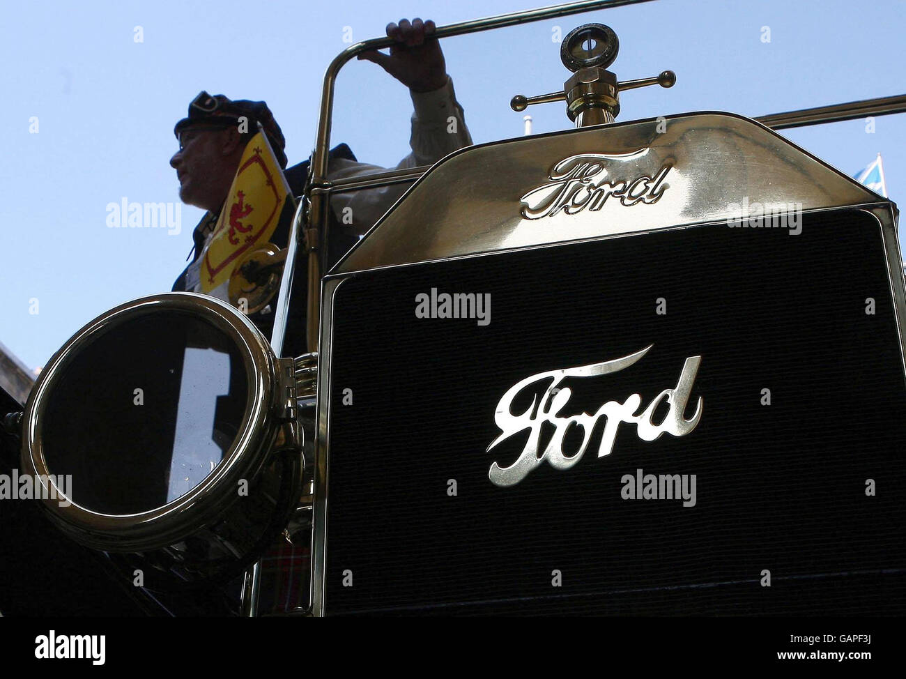 Vue de l'avant de l'une des 89 Ford Model T qui ont participé à un défilé à Edimbourg pour célébrer le centenaire de la voiture classique. Banque D'Images