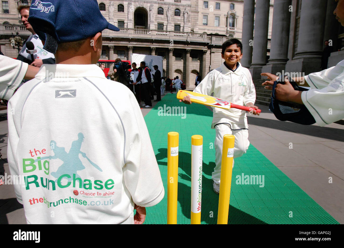 Salam, de la Arnhen Wharf School, Isle of Dogs, essaie le terrain de cricket à l'extérieur de la Royal Exchange, Londres, pour le lancement « The Big Run Chase » aujourd'hui, le jour du cricket national. Banque D'Images