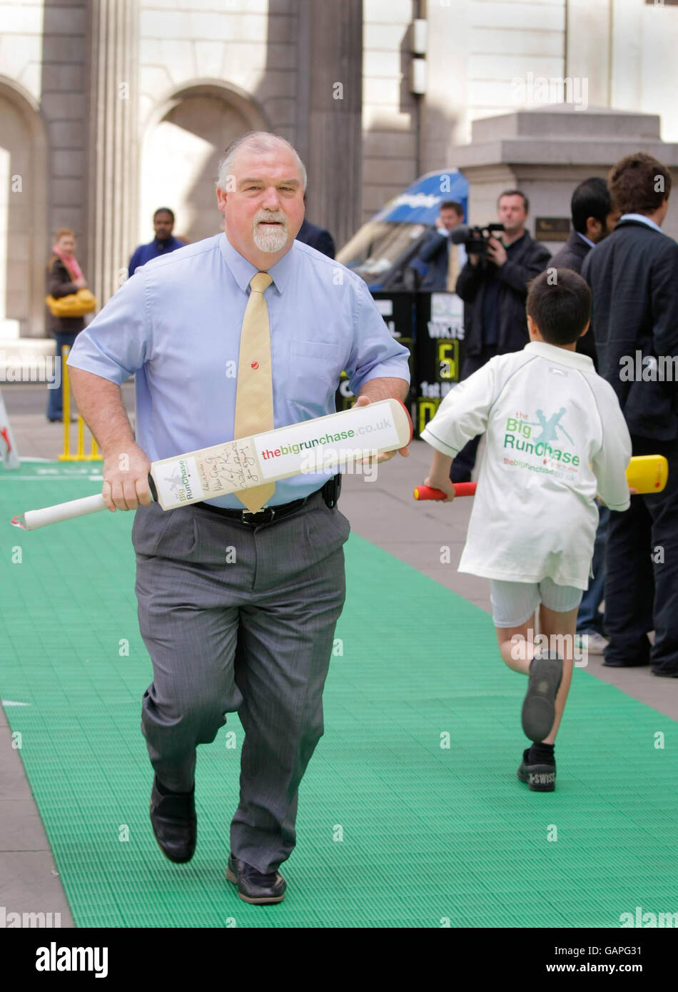 Mike Gatting, ancien capitaine de cricket de l'Angleterre, essaie le terrain de cricket à l'extérieur de la Royal Exchange, à Londres, pour le lancement « The Big Run Chase » aujourd'hui, le jour du cricket national. Banque D'Images