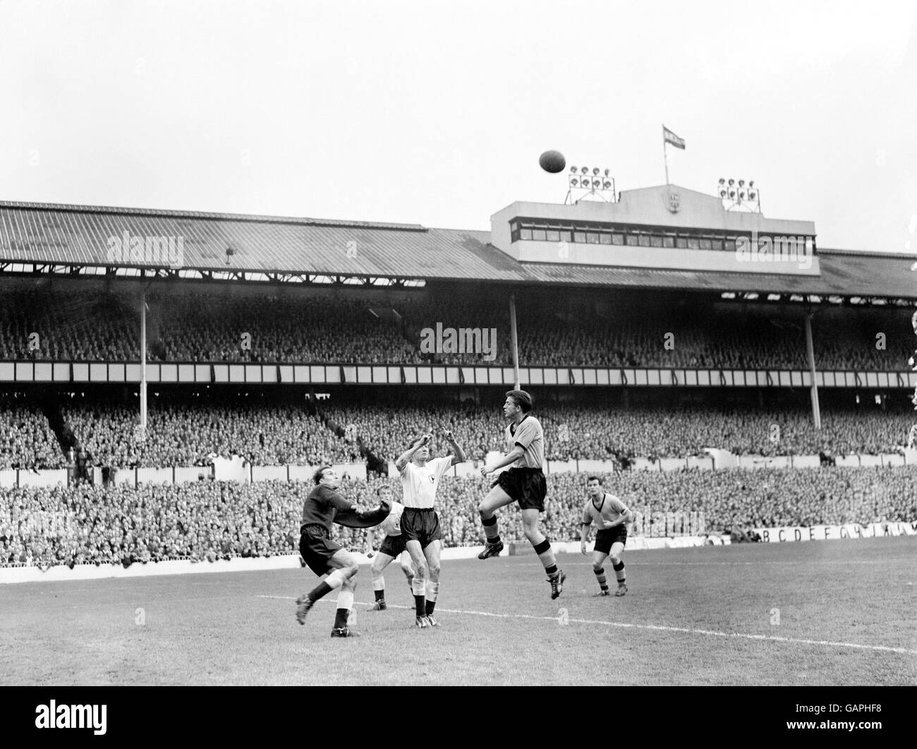 (G-D) John Hotspur de Tottenham Hotspur et Mel Hopkins sautent avec Peter Broadbent de Wolverhampton Wanderers quand la balle est traversée dans la région Banque D'Images