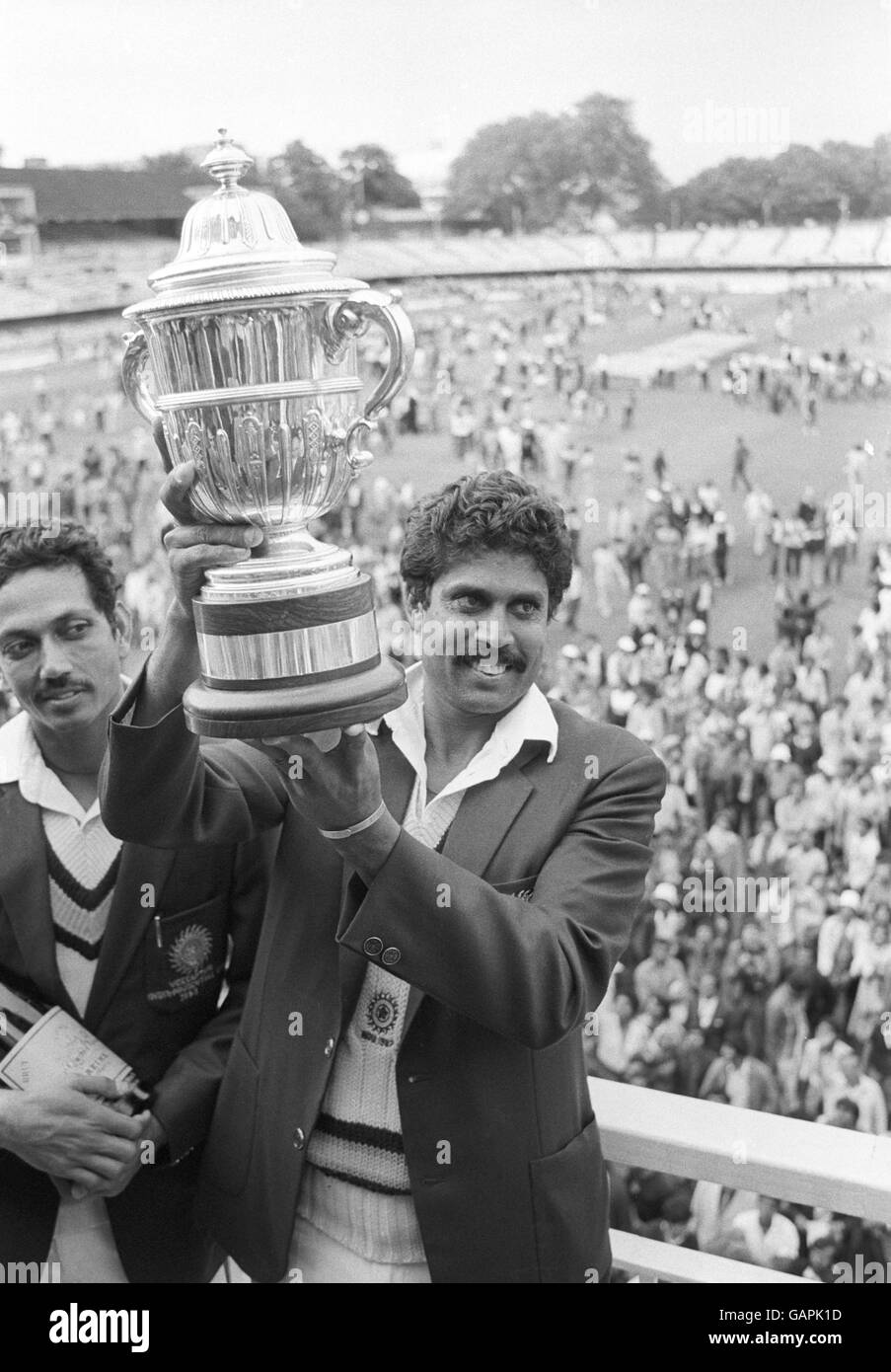 Cricket - coupe du monde Prudential - finale - Inde / Antilles - Lord's.Kapil Dev, capitaine de l'équipe de cricket de la coupe du monde de Prudential en Inde, remporte le trophée en douceur après avoir battu les Antilles. Banque D'Images