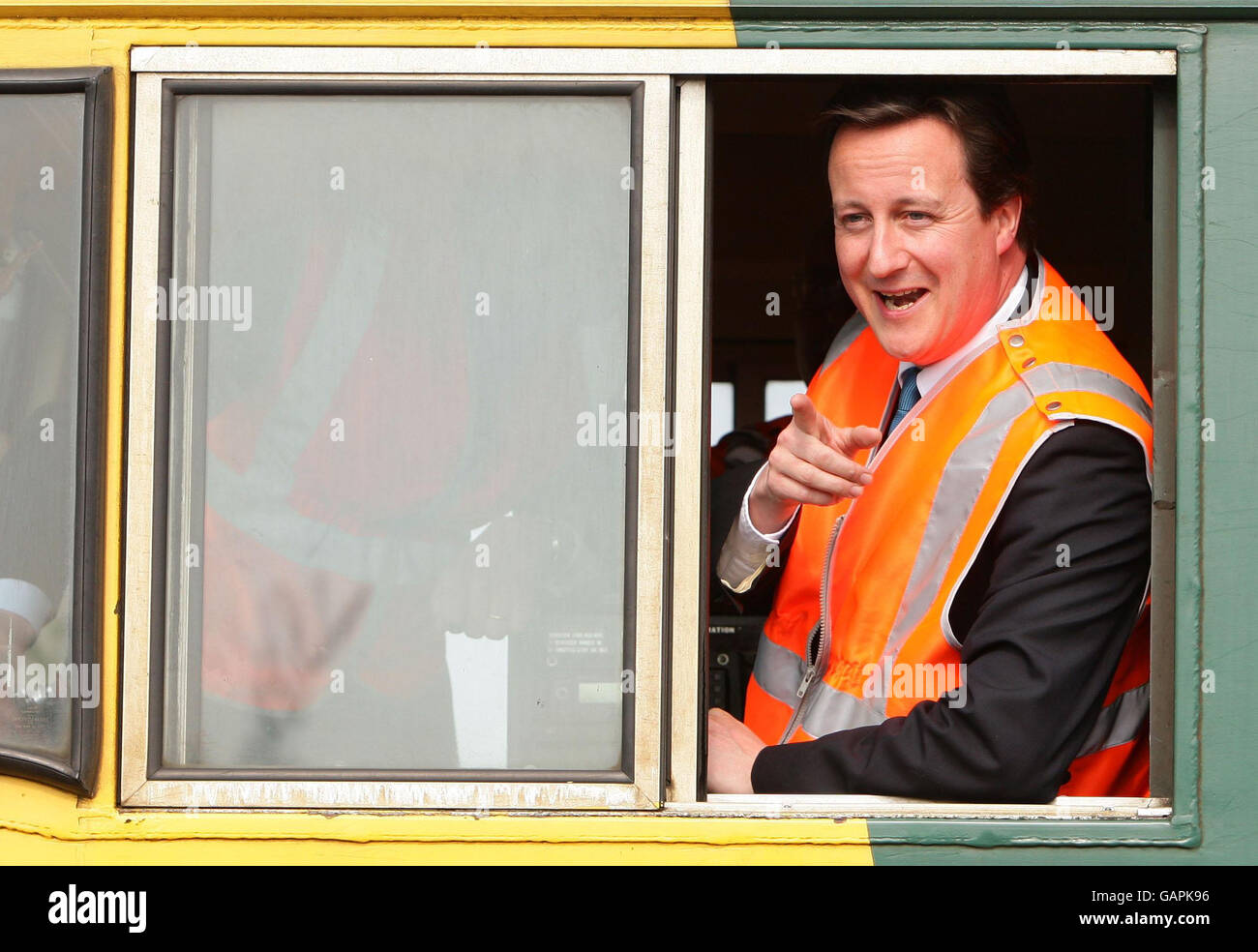 Chef du Parti conservateur David Cameron dans l'ACR d'une locomotive canadienne de classe 66, à Freightliner Group Ltd, à Basford Hall, à Crewe. Banque D'Images