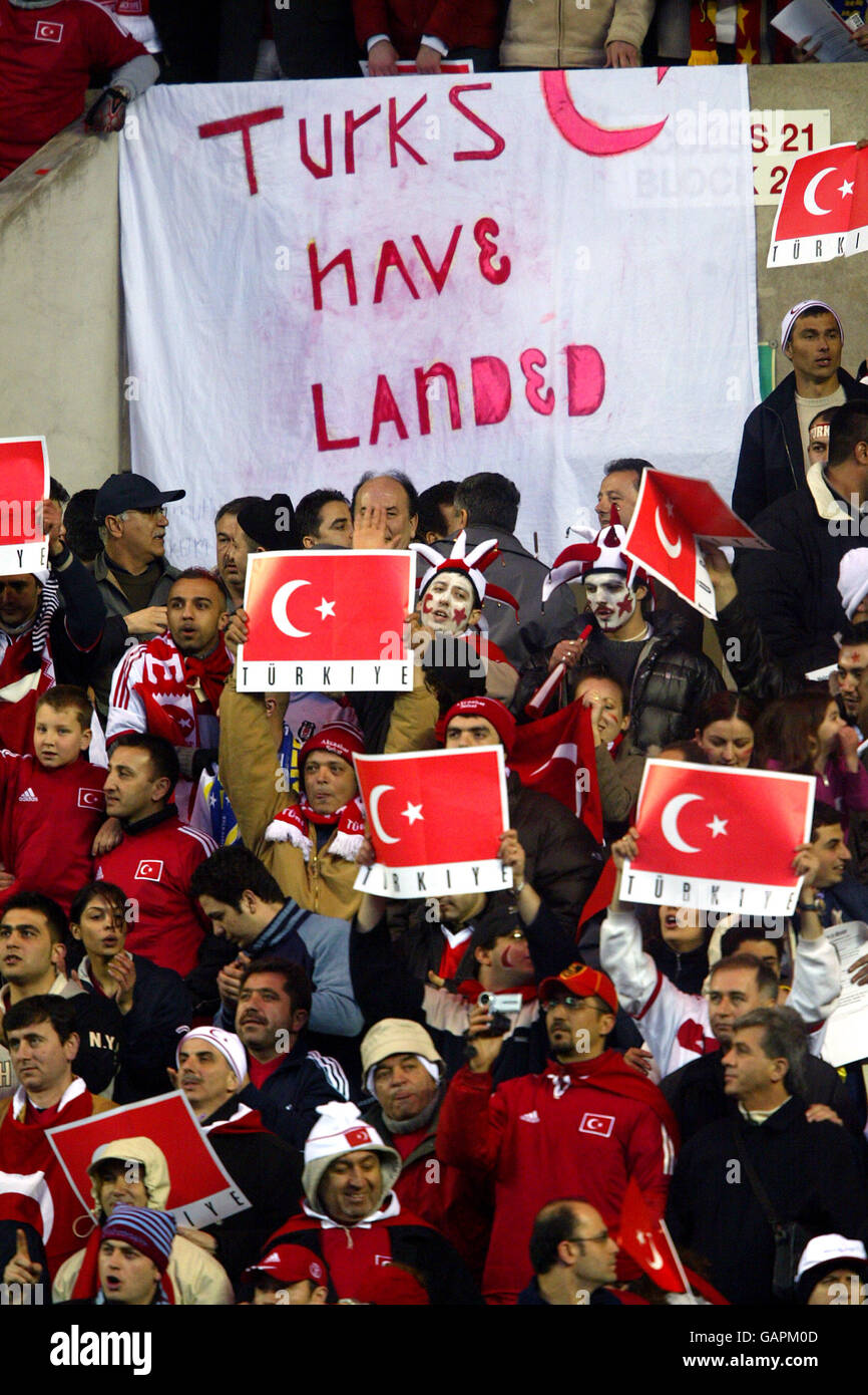 Les fans turcs entrent dans l'esprit du jeu avec leurs bannières et drapeaux Banque D'Images