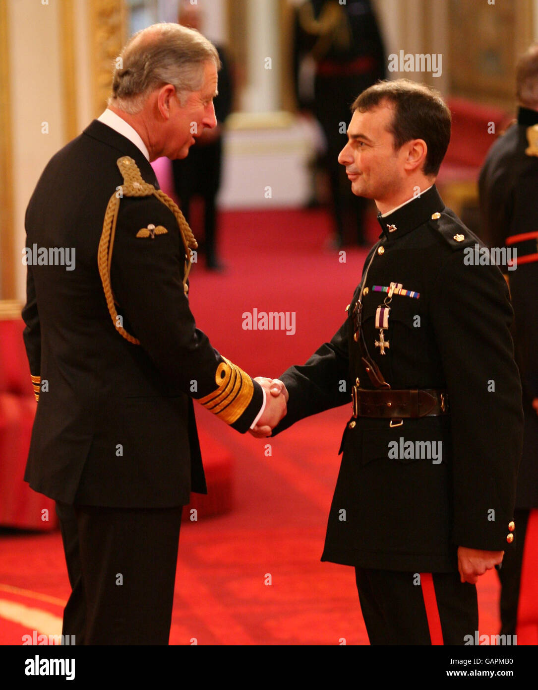 Le Major Ian Crowley est décoré de la Croix militaire par le Prince de Galles au Palais de Buckingham. Banque D'Images