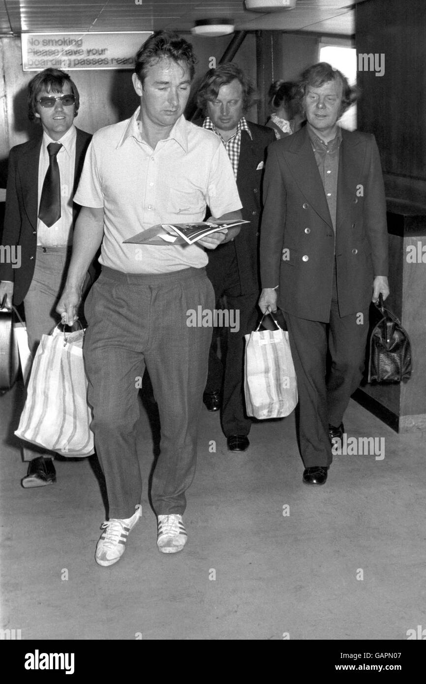 Brian Clough arrive de majorque à l'aéroport d'heathrow pour des entretiens avec Manny Cussins, président de Leeds United, et son patron actuel, M. Michael Bamber, président de Brighton. Il avait interrompu ses vacances à l'étranger pour envisager les chances de devenir directeur de Leeds United. Banque D'Images