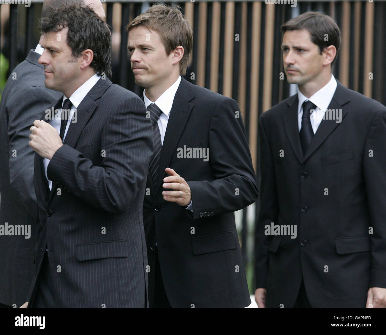 Darren Jackson (à gauche), Simon Donnelly et Jackie McNamara (à droite) à l'extérieur de l'église St Mary, à Glasgow, pour les funérailles de Tommy Burns, légende celtique. Banque D'Images
