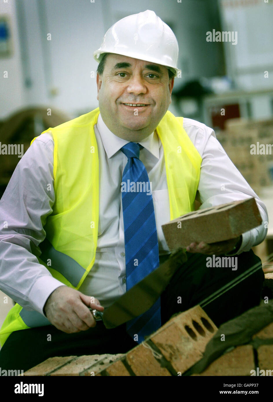 Le premier ministre Alex Salmond lors d'une visite au John Wheatley College de Glasgow. Banque D'Images