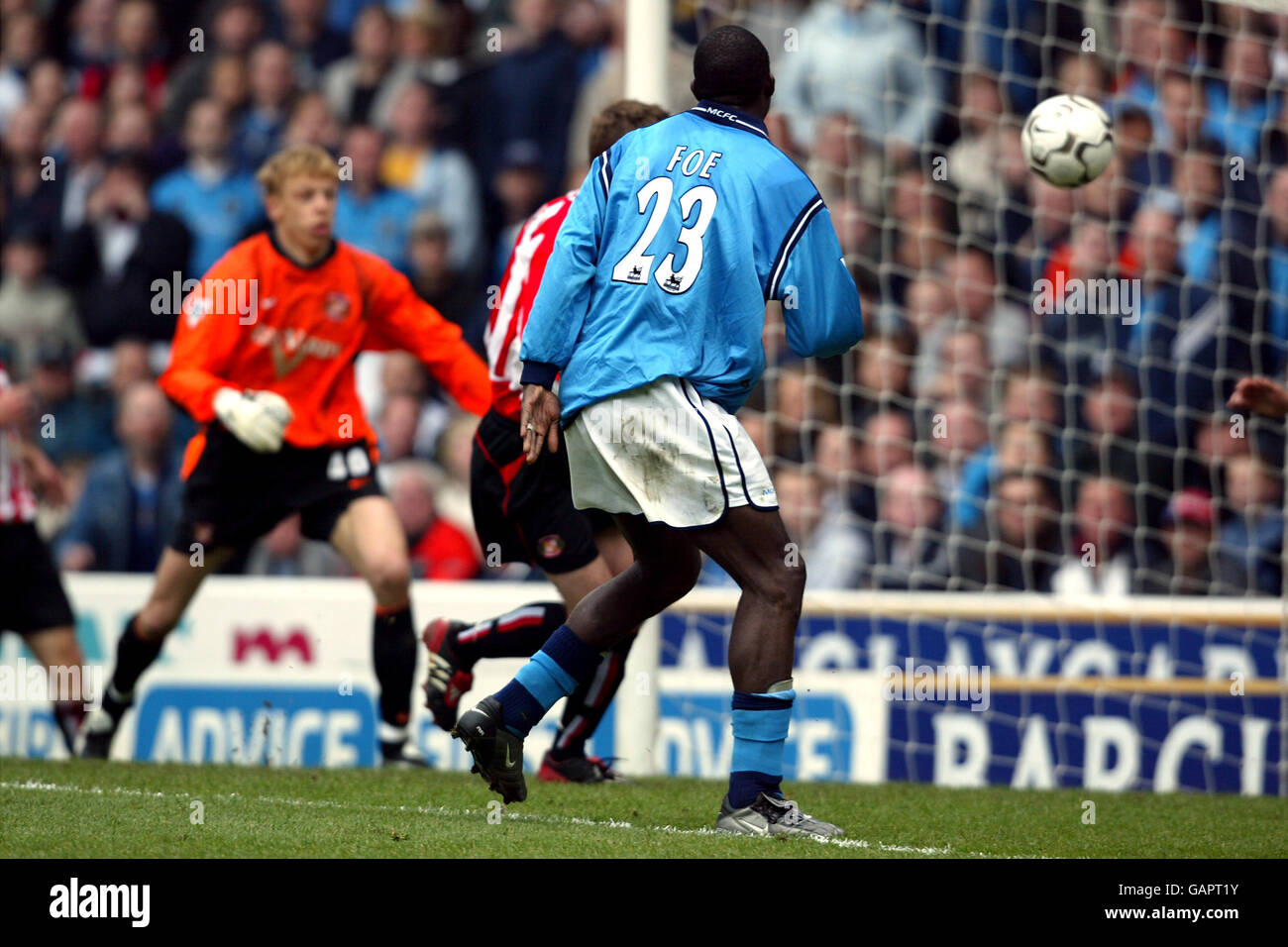 Marc Vivien Foe de Manchester City marque son troisième but Contre ...