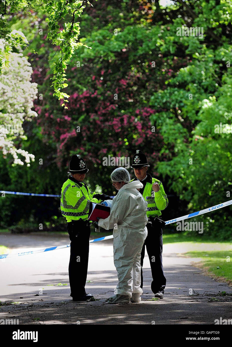 Adolescent assassiné à Dewsbury.Des policiers et des agents de police judiciaire du parc Crow Nest, à Dewsbury, où un adolescent a été trouvé mort. Banque D'Images