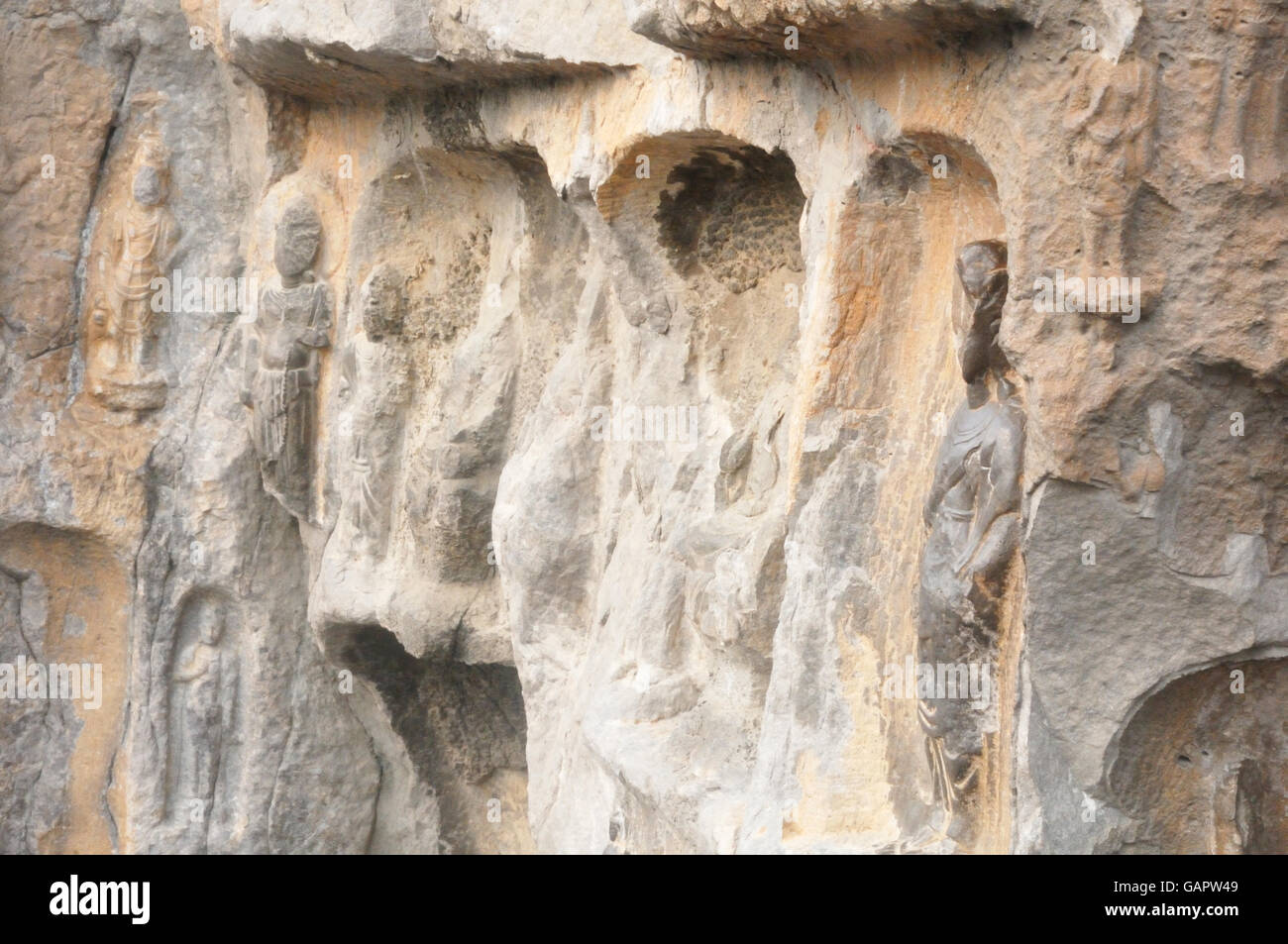 Petit, fortement érodé Grottes Grottes de Longmen, Henan, Chine Banque D'Images