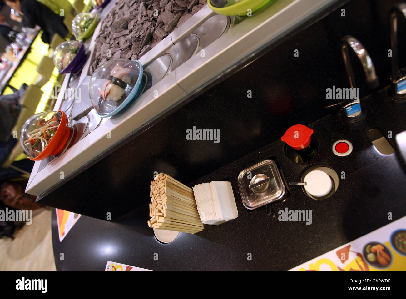 YO ! Sushi. Une vue générale des plats disponibles à YO! Sushi Banque D'Images