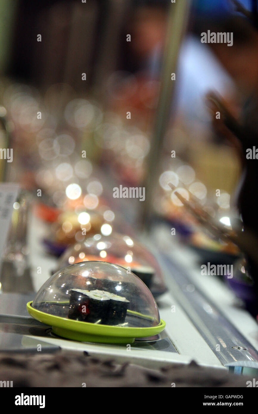 YO ! Sushi. Une vue générale des plats disponibles à YO! Sushi Banque D'Images