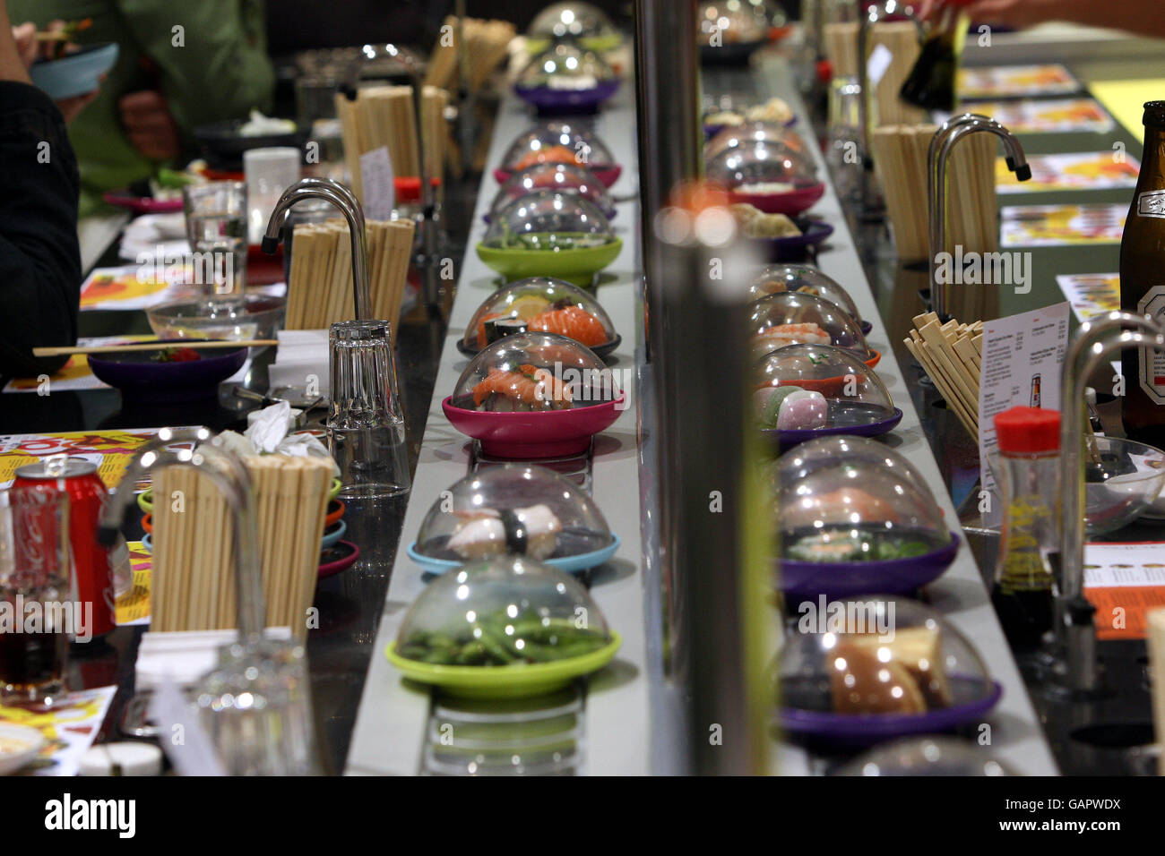 YO ! Sushi. Une vue générale des plats disponibles à YO! Sushi Banque D'Images