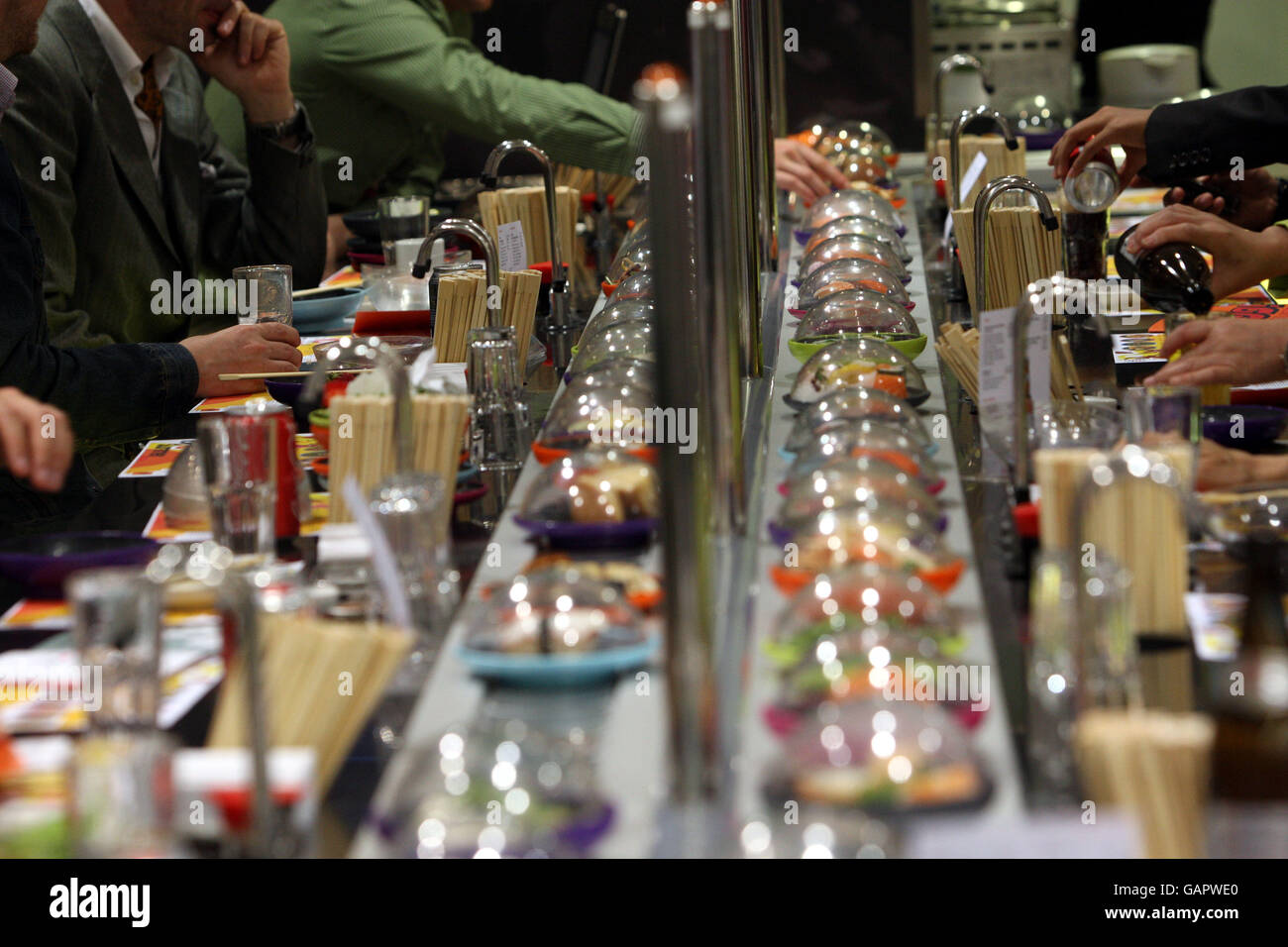 Une vue générale des plats disponibles à YO! Sushi. Une vue générale des plats disponibles à YO! Sushi Banque D'Images