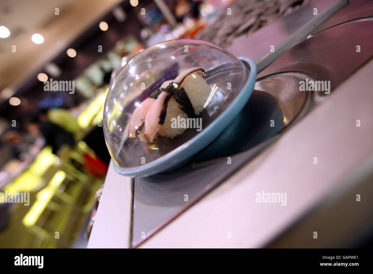 YO ! Sushi. Une vue générale des plats disponibles à YO! Sushi Banque D'Images