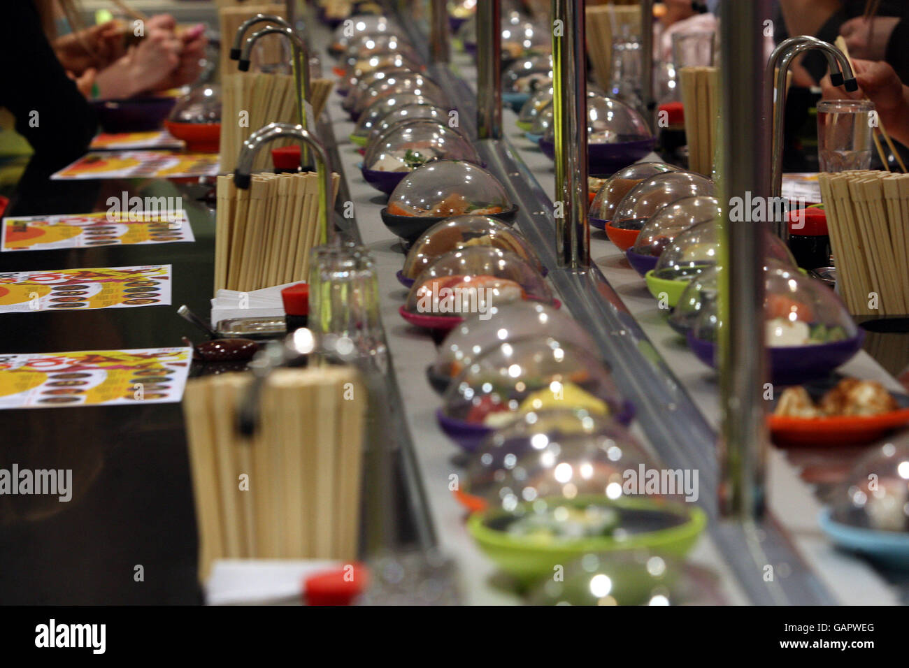 YO ! Sushi. Une vue générale des plats disponibles à YO! Sushi Banque D'Images