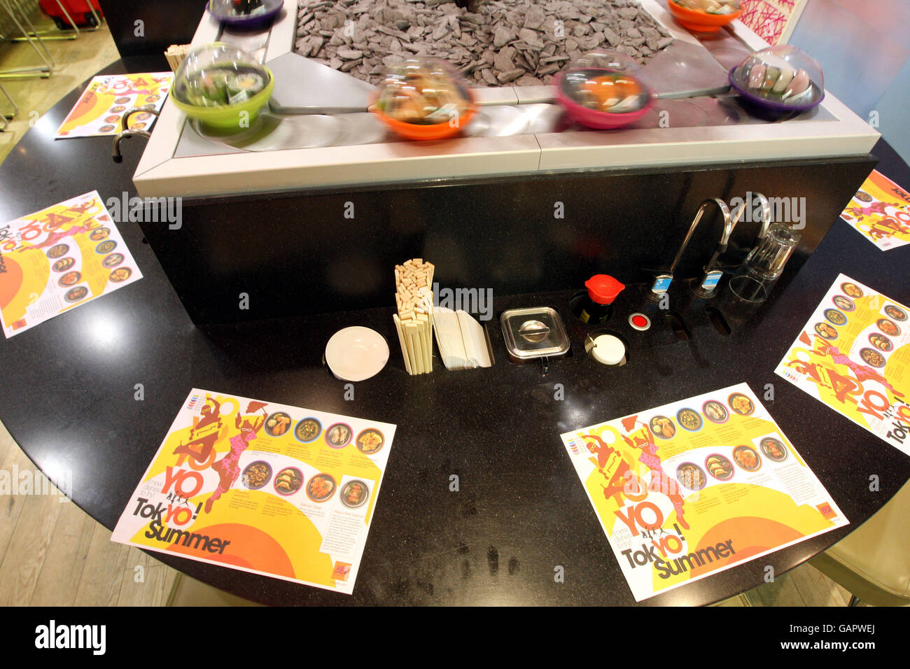 Une vue générale des plats disponibles à YO! Sushi. Une vue générale des plats disponibles à YO! Sushi Banque D'Images