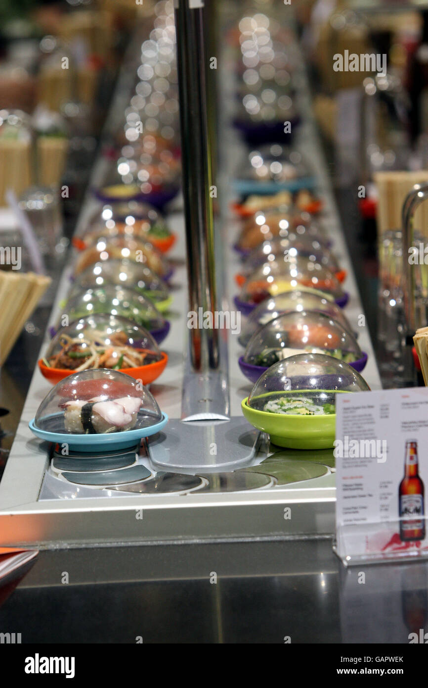 YO ! Sushi. Une vue générale des plats disponibles à YO! Sushi Banque D'Images