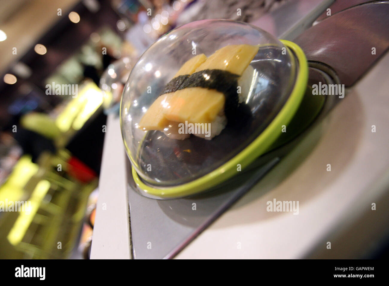 YO ! Sushi. Une vue générale des plats disponibles à YO! Sushi Banque D'Images