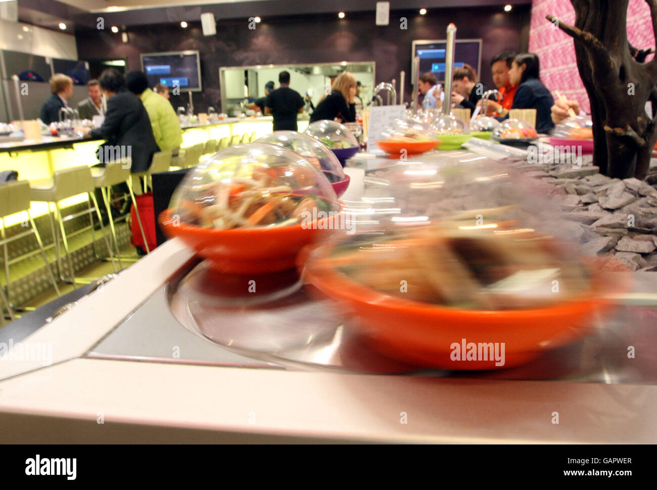 YO ! Sushi. Une vue générale des plats disponibles à YO! Sushi Banque D'Images