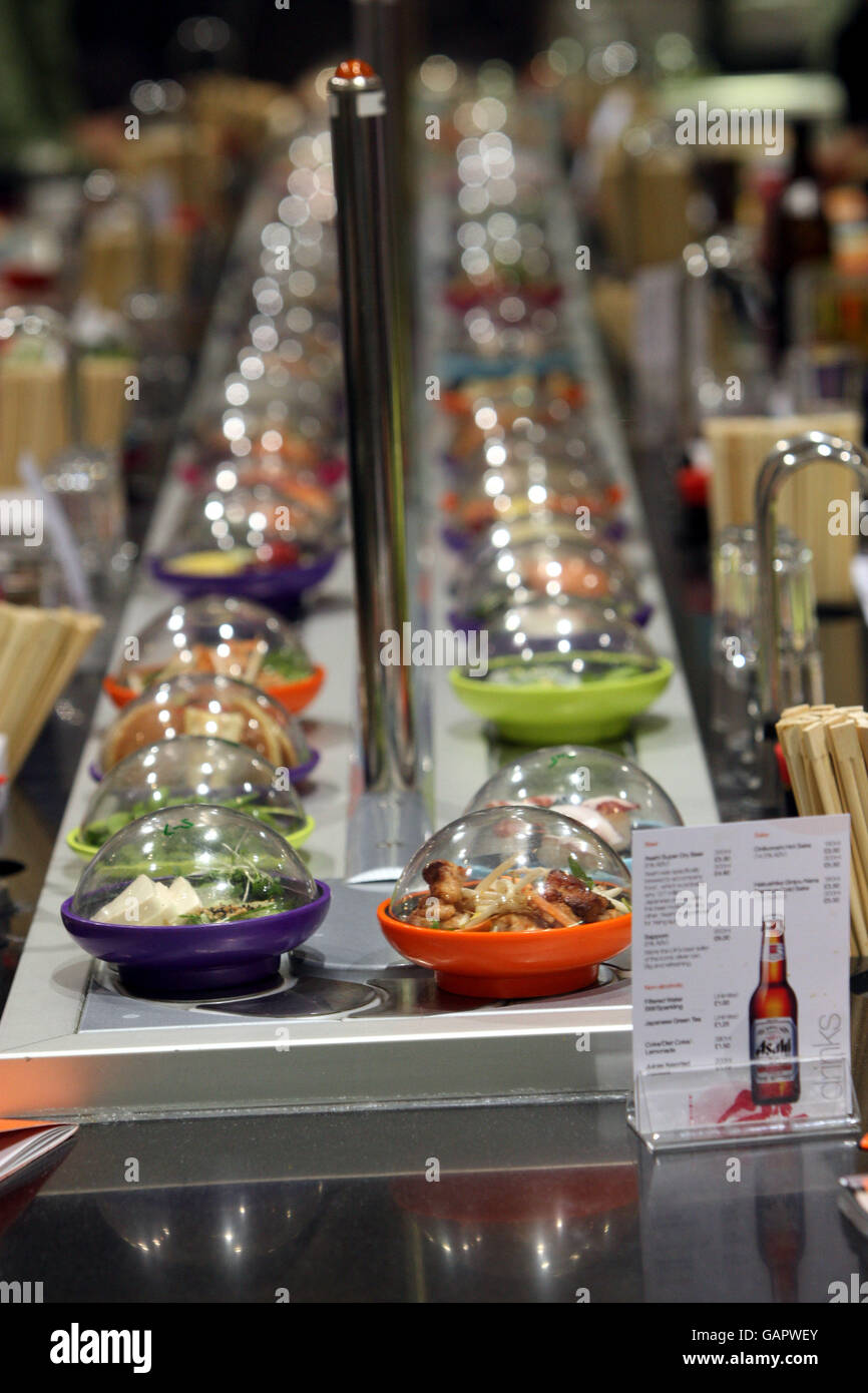 Une vue générale des plats disponibles à YO! Sushi. Une vue générale des plats disponibles à YO! Sushi Banque D'Images