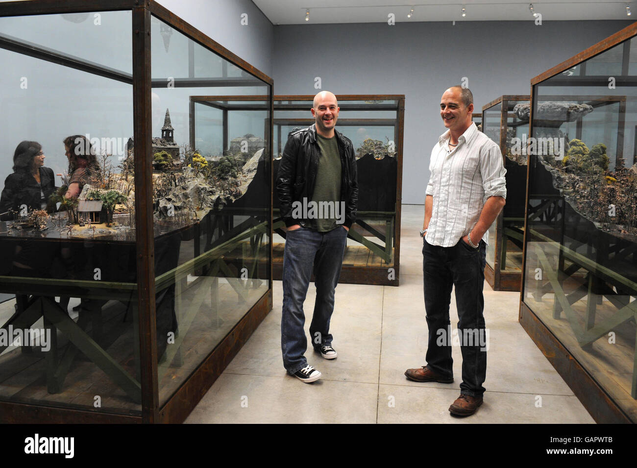 Jake Chapman (au centre à gauche) et Dinos Chapman (à droite) aux côtés de leur maquette intitulée « F*ck*ng Hell » en fibre de verre et en plastique, dans le cadre de leur exposition « si Hitler avait été un Hippy How Happy We be » à la White Cube Gallery, Mason's Yard dans le centre de Londres. Banque D'Images