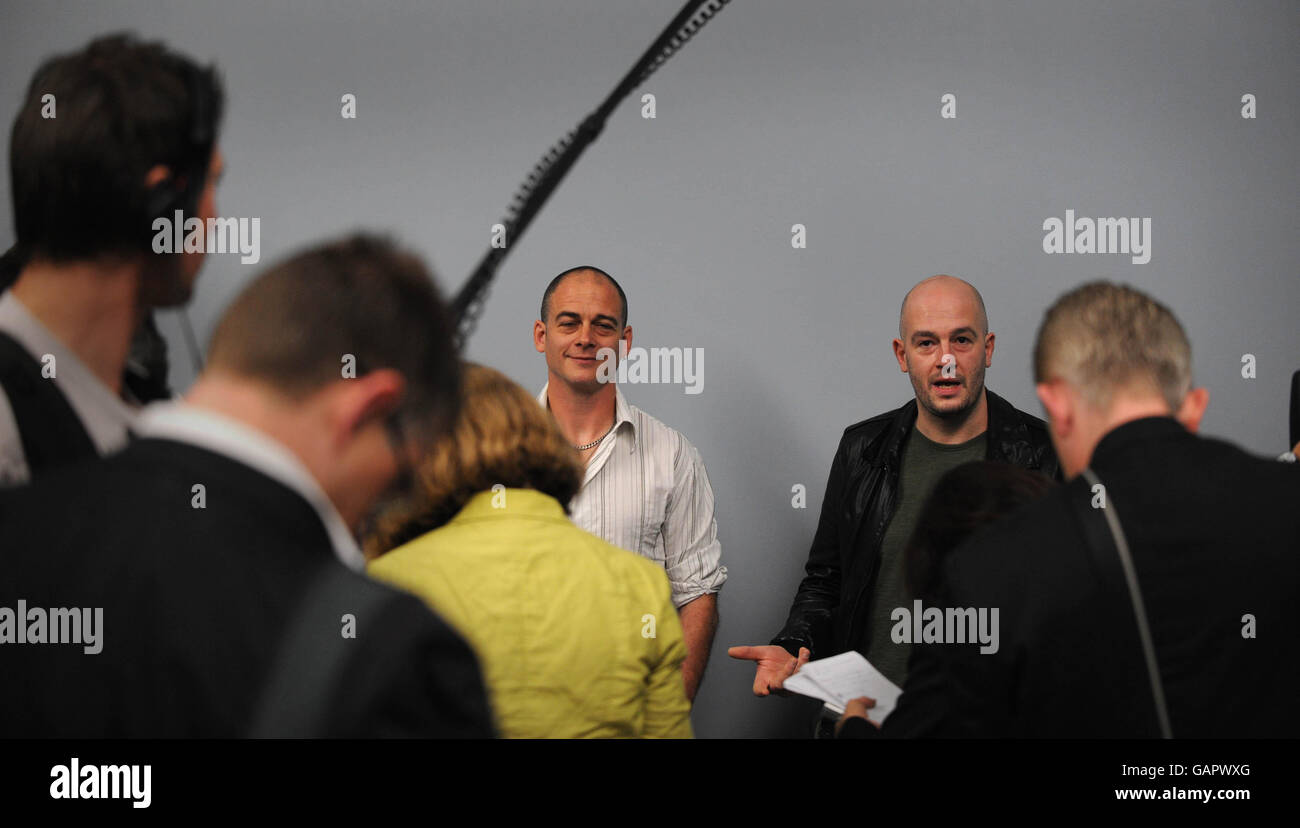Dinos (au centre à gauche) et Jake Chapman (au centre à droite) font face aux médias lorsqu'on leur pose des questions sur leur œuvre d'art, « si Hitler avait été un Hippy Comment heureux que nous serions » à la White Cube Gallery, Mason's Yard dans le centre de Londres. Banque D'Images