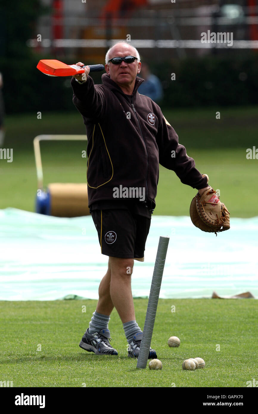 Cricket - Friends Provident Trophy South Group - Surrey v Sussex - Whitgift School. Alan Butcher, entraîneur de Surrey, se réchauffe Banque D'Images