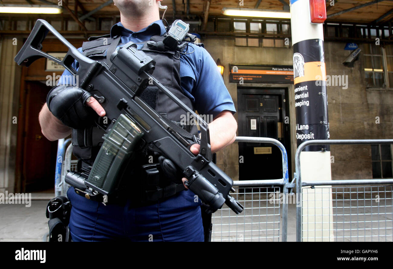 Des policiers gardent l'entrée de Park Lane Safe Deposit, Mayfair, dans le cadre d'opérations présumées de blanchiment d'argent, à Londres. Aujourd'hui, la police a commencé à chercher près de 7,000 coffres-forts dans le cadre d'une opération « sans précédent » à grande échelle visant à lutter contre le blanchiment d'argent. Banque D'Images