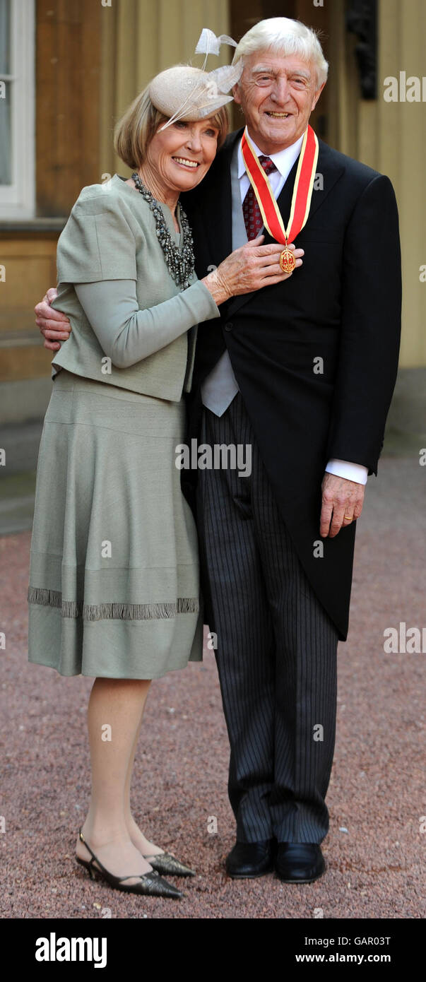 Sir Michael Parkinson accompagné de sa femme Lady Mary Parkinson après avoir reçu sa chevalier de la reine Elizabeth II à Buckingham Palace, Londres. Banque D'Images