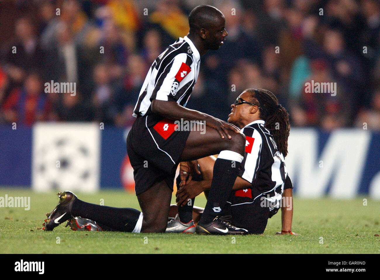 Football - UEFA Champions League - quart de finale - deuxième étape - Barcelone / Juventus.Danubio de Juventus Marcelo Zalayeta voit aux blessés Edgar Davids (retour) Banque D'Images